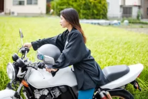 バイク女子のバッグの選び方とスタイル